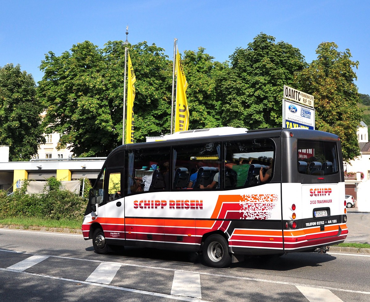 Kleinbus Mercedes Benz von SCHIPP Busreisen aus Niedersterreich am 30.8.2013 in Krems an der Donau unterwegs.