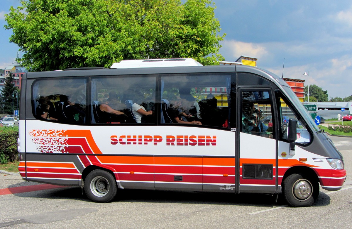 Kleinbus Mercedes Benz von SCHIPP Busreisen aus Niedersterreich am 30.8.2013 in Krems an der Donau unterwegs.