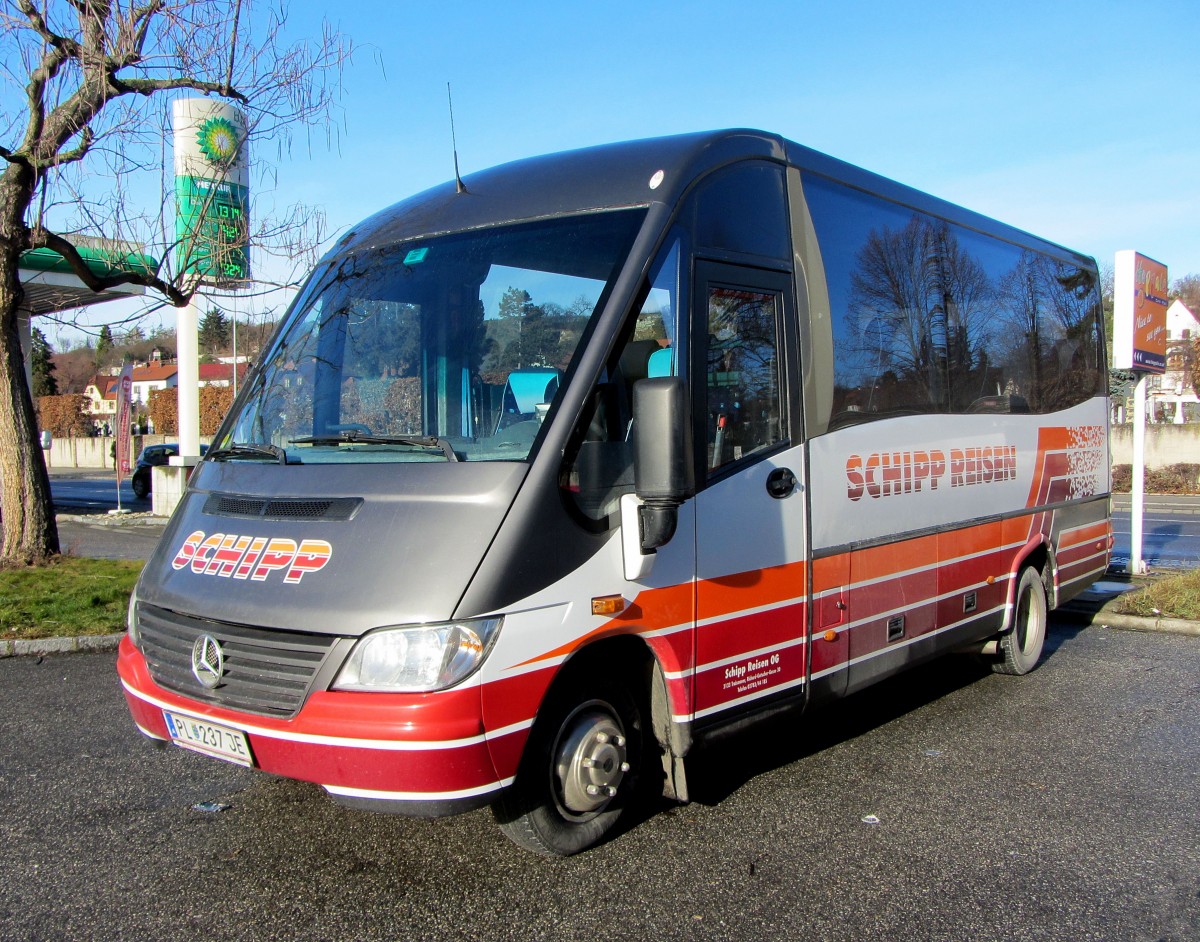 Kleinbus MERCEDES BENZ von SCHIPP Reisen/sterreich am 10.2.2014 in Krems gesehen.