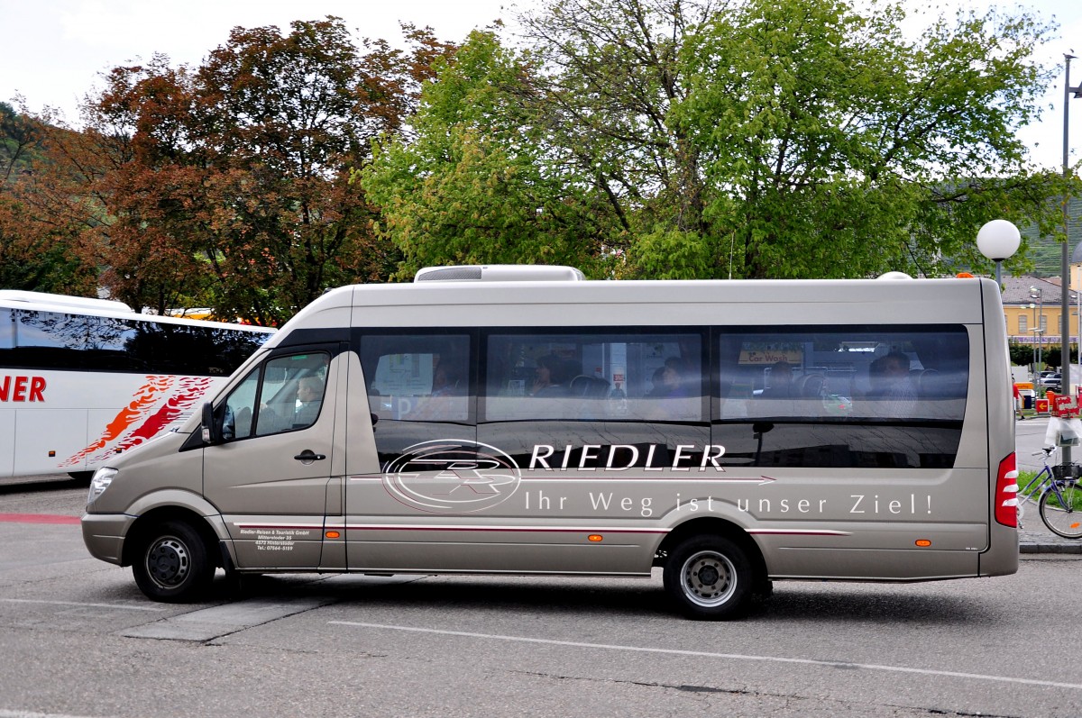 Kleinbus Mercedes Benz Sprinter von Riedler Reisen aus sterreich am 16.August 2014 in Krems gesehen.