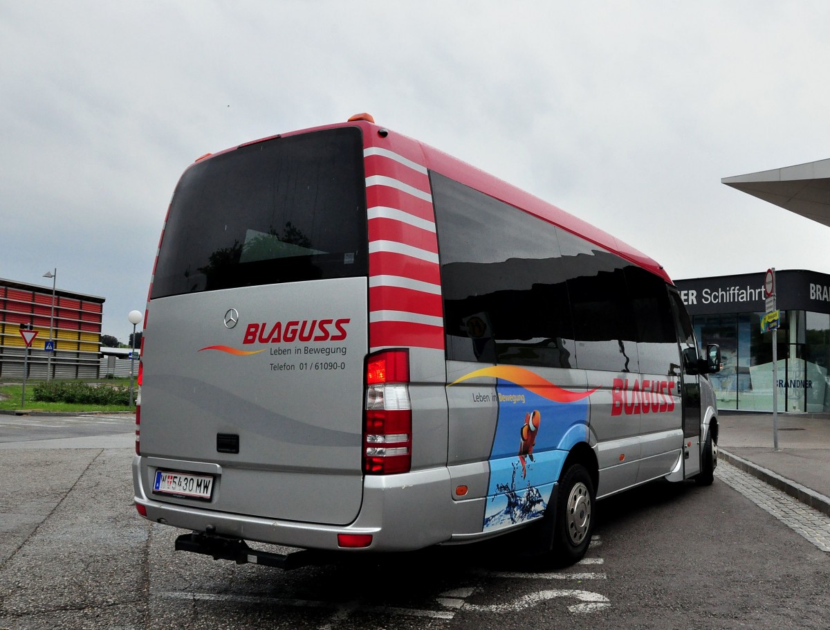 Kleinbus Mercedes Sprinter von Blaguss Reisen aus Wien am 22.5.2015 in Krems.