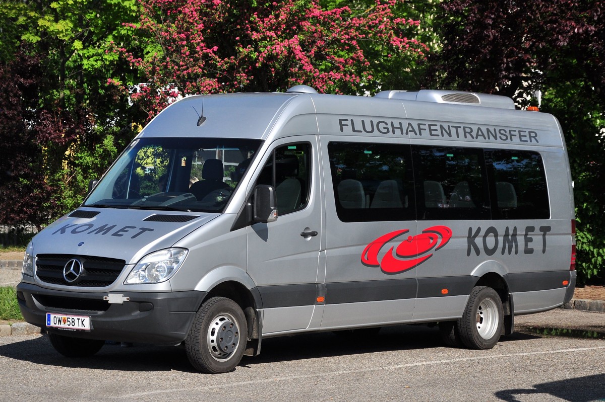 Kleinbus Merceds Benz Sprinter aus Österreich im Mai 2014 in Krems gesehen.