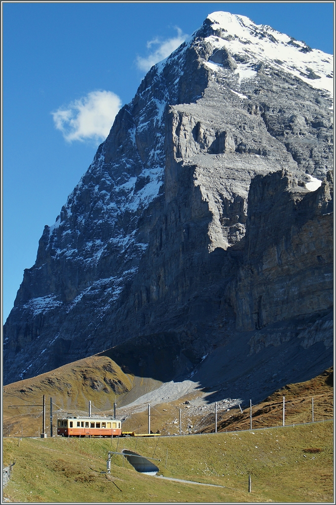 Kleine Bahn vor grossem Berg - und trotzdem hat man es geschafft, eine Bahn aufs Jungfaujoch zu bauen!
Ein JB Dienst Triebwagen zwischen der Keinen Scheidegg und der Station Eigergletscher.
am 9. OKt. 2014