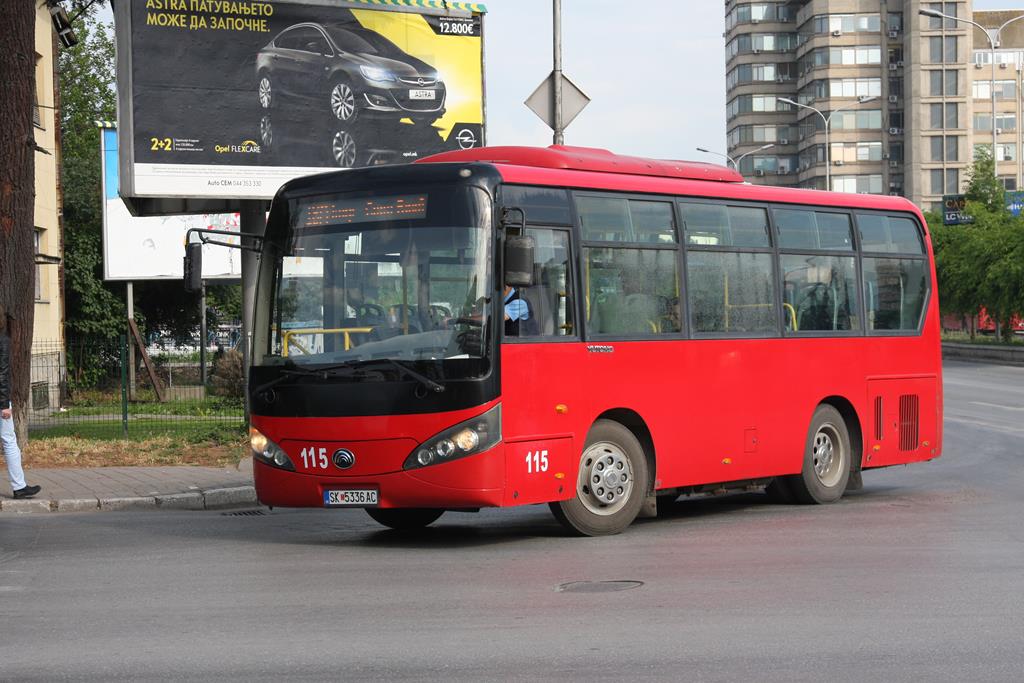 Kleiner Stadtbus Yutong Wagen 115 am 20.5.2017 am Hauptbahnhof in Skopje.