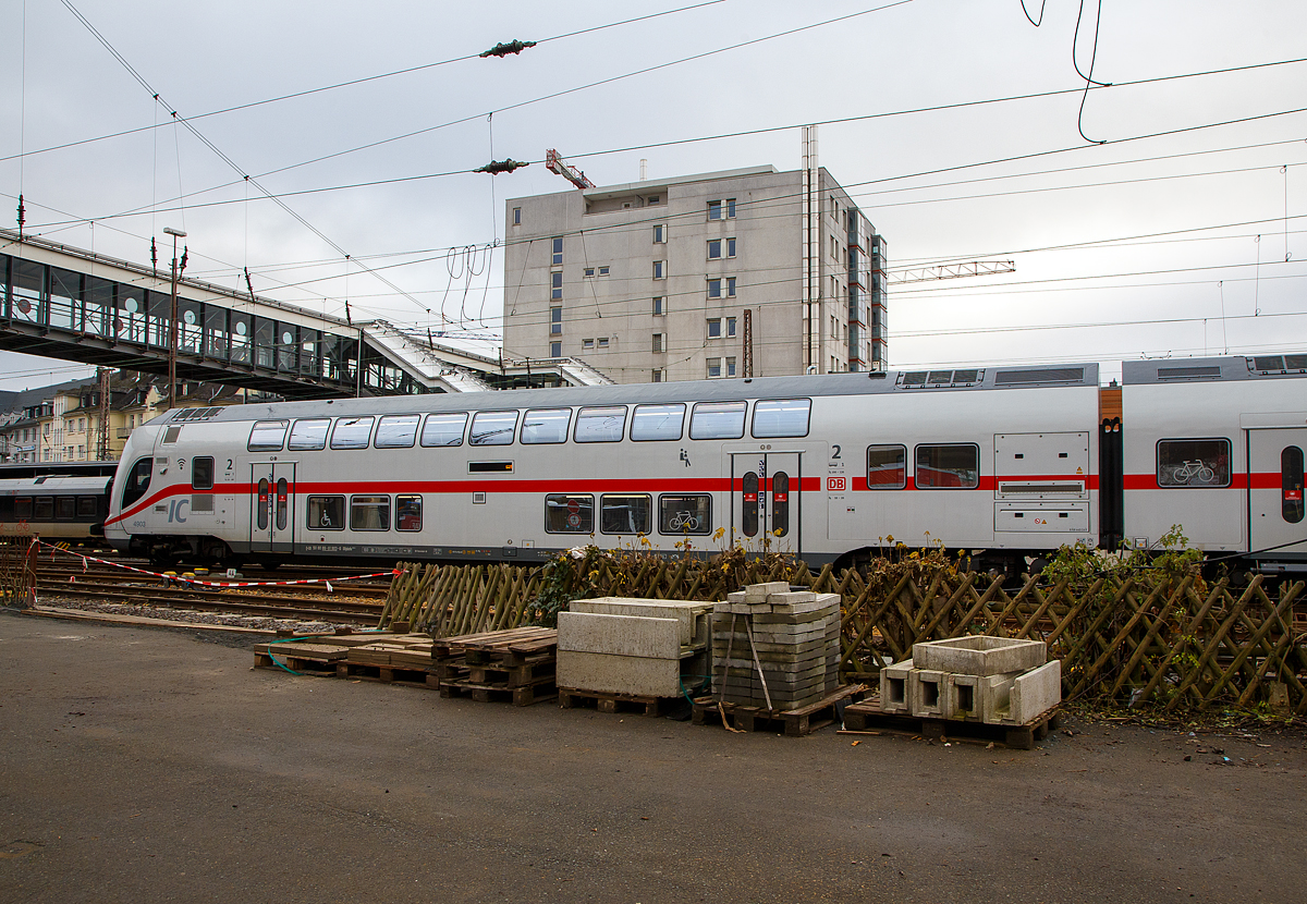 Klimatisierter 2. Klasse IC2-Doppelstock-Steuerwagen mit Mehrzweckabteil (Bombardier TWINDEXX Vario) 50 80 86-81 903-6 D-DB, der Gattung DBpdzfa 668.4 der DB Fernverkehr AG, am 19.12.2021 im Zugverband abgestellt im Hauptbahnhof Siegen, als Wagen 1 der IC 2 Zuggarnitur 4903.

Der Wagen wurde 2020 von Bombardier Görlitz gebaut.

TECHNISCHE DATEN: 
Gattung/Bauart: DBpbzfa 668.4
Spurweite: 1.435 mm
Länge über Puffer:  27.270 mm
Wagenkastenbreite: 2.784 mm
Höhe über Schienenoberkante: 4.632 mm
Drehzapfenabstand: 20.000 mm
Achsstand im Drehgestell: 2 500 mm
Drehgestellbauart:  Görlitz IX
Leergewicht:  57 t
Höchstgeschwindigkeit:  160 km/h (optional 189 km/h)
Einstieg: Tief
Höchstgeschwindigkeit: 160 km/h (optional 189 km/h)
Sitzplätze: 56 in der 2. Klasse
Toiletten: 1, Behinderten gerecht, geschlossenes System 
Kleister befahrbarer Gleisbogen: R 90 m
Bremse: KE-R-A-Mg-mZ (D)