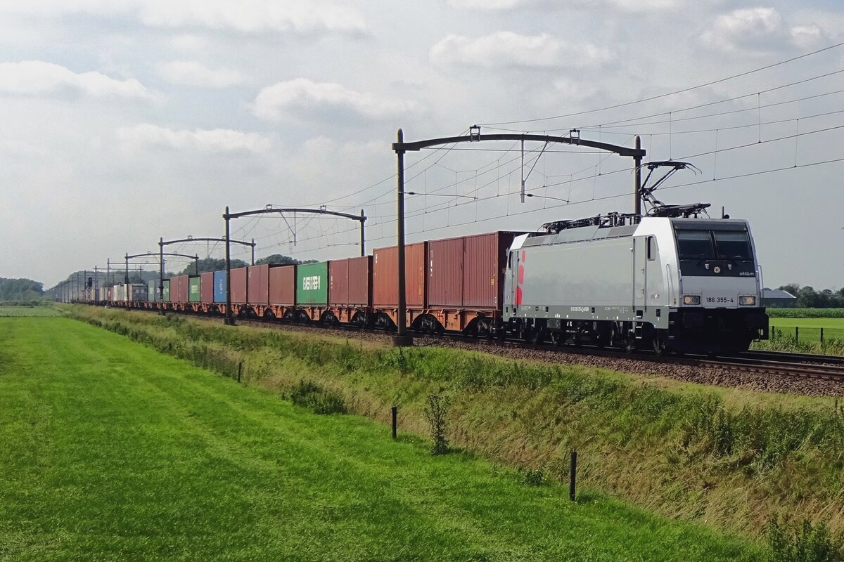 KLV mit Akiem 186 355 durcheilt Hulten am 9 Juli 2021.