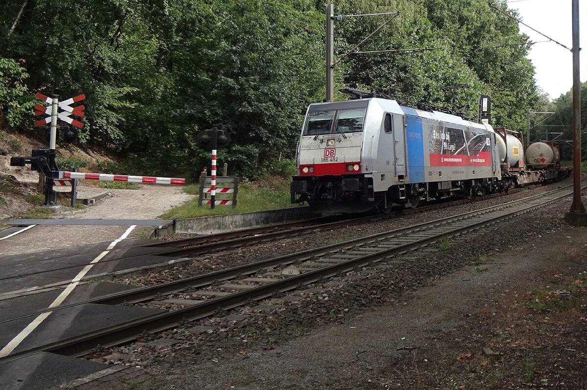 KLV mit DB Cargo 186 492 durchfahrt Venlo Grens am 27 Augustus 2020.