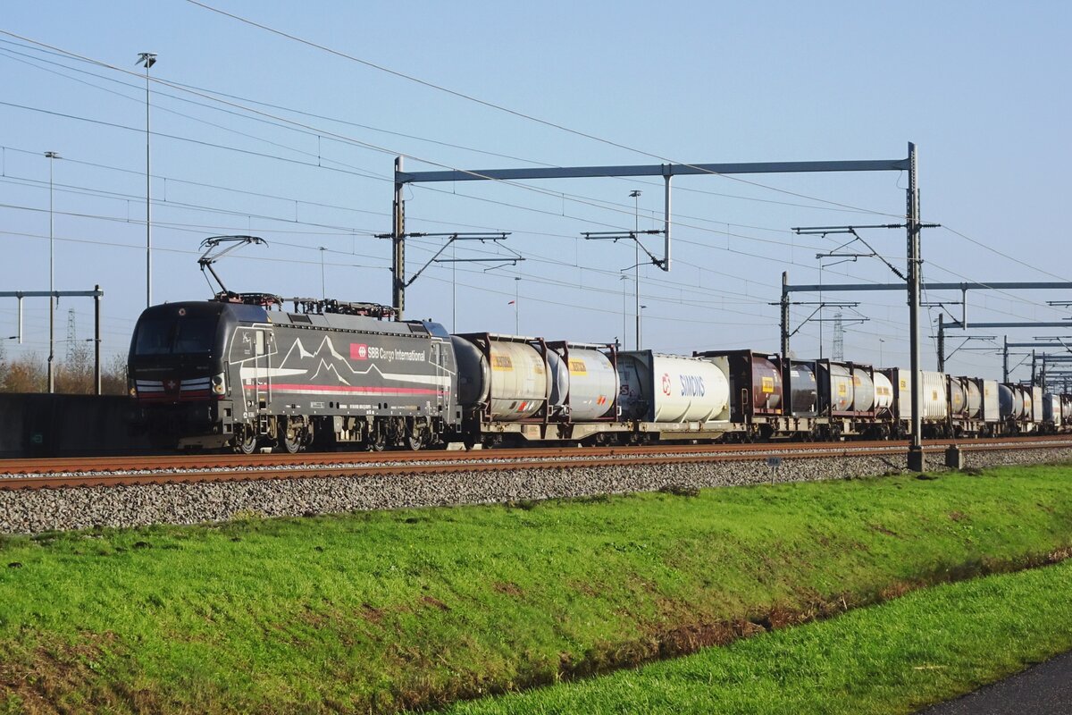 KLV mit SBBCI 193 658 durchfahrt am 25 November 2022 Valburg CUP an der Betuwelinie.