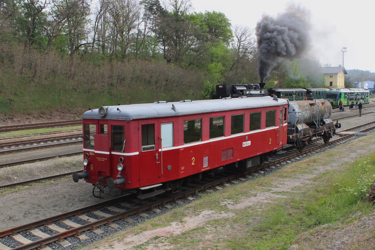 KmP (Kesselwagenzug mit Personenverkehr)? PmK (Personenzug mit Kesselwagenverkehr?). In jeden Fall schleppt Hurvinek M131-1513 ein Kesselwagen durch Luzna u Rakovnika als Witz während das Dampfwochenende, 11 Mai 2024.