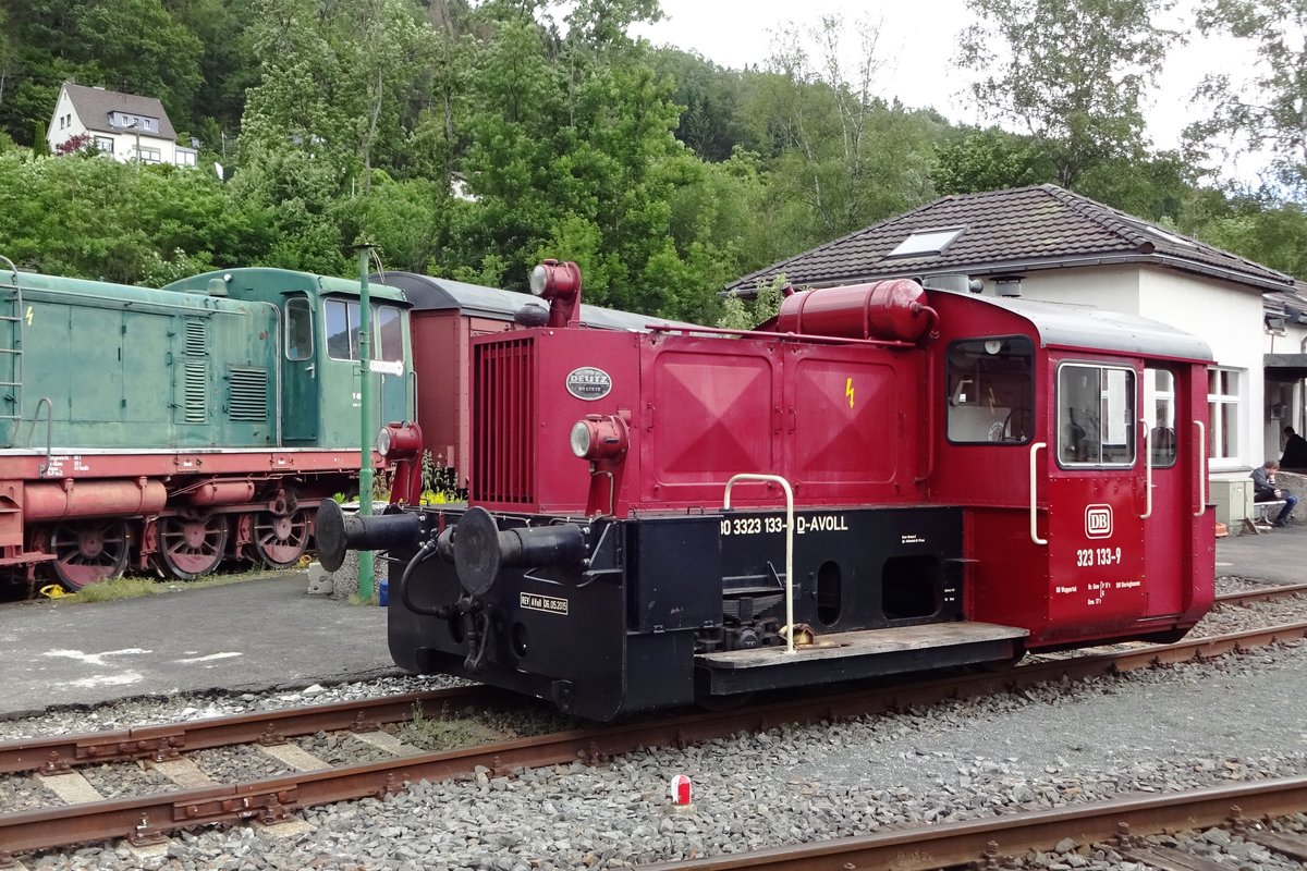 Köf 323 133 steht am 8 Juni 2019 in Dieringhausen. 