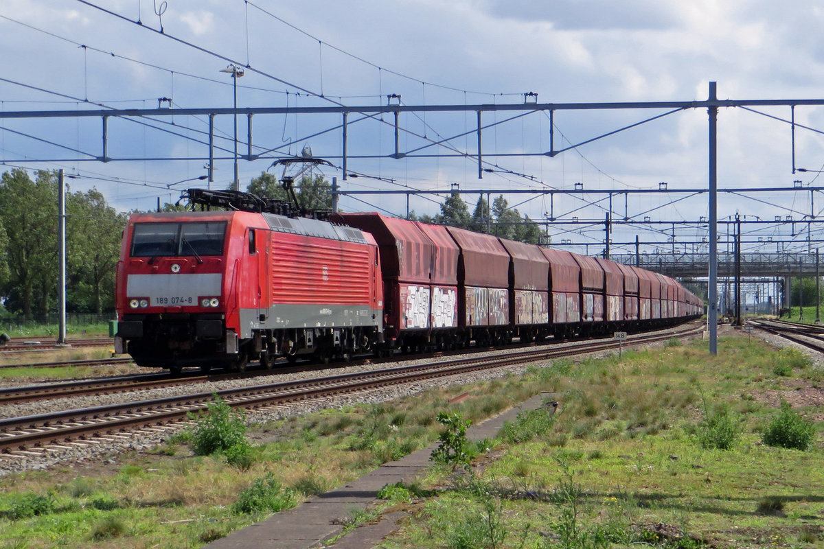 Kohlezug mit 189 074 durcheilt am 28 Juni 2020 Lage Zwaluwe.