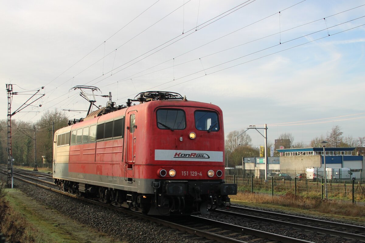 KonRail 151 129 treft am 20 Dezember 2025 solo in Venlo ein, wo ein Sonderzug nach Bonn Hbf bereit steht.