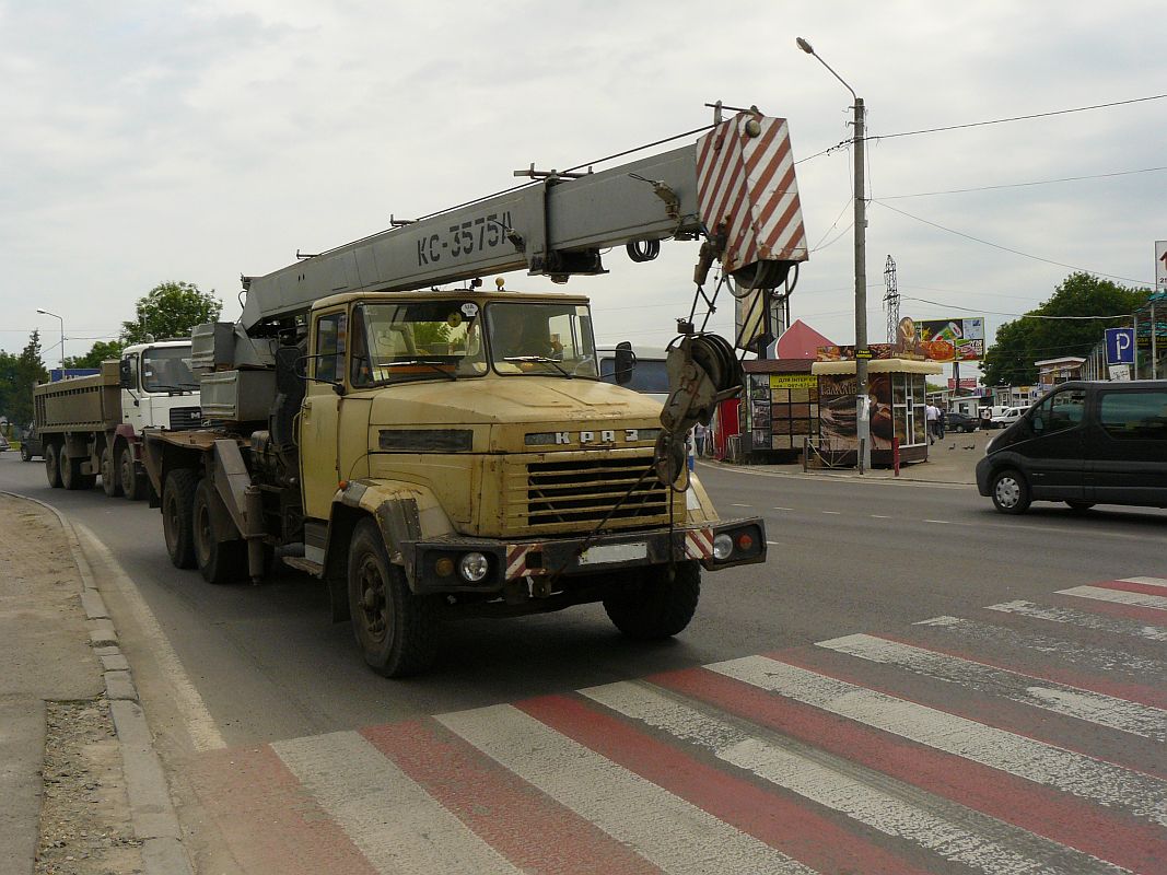 KRAZ Kranwagen Vul. Bohdana Khmel'nyts'koho, Lviv, Ukraine 30-05-2012.

KRAZ kraanwagen Vul. Bohdana Khmel'nyts'koho, Lviv, Oekrane 30-05-2012.