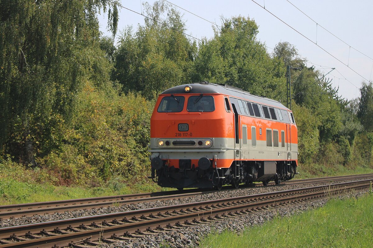 Kübler Heavy Rail 218 117 durchfahrt solo Karst-Broicherseite am 12 Augustus 2025 und wird vom offenbarer Weg fotografiert.