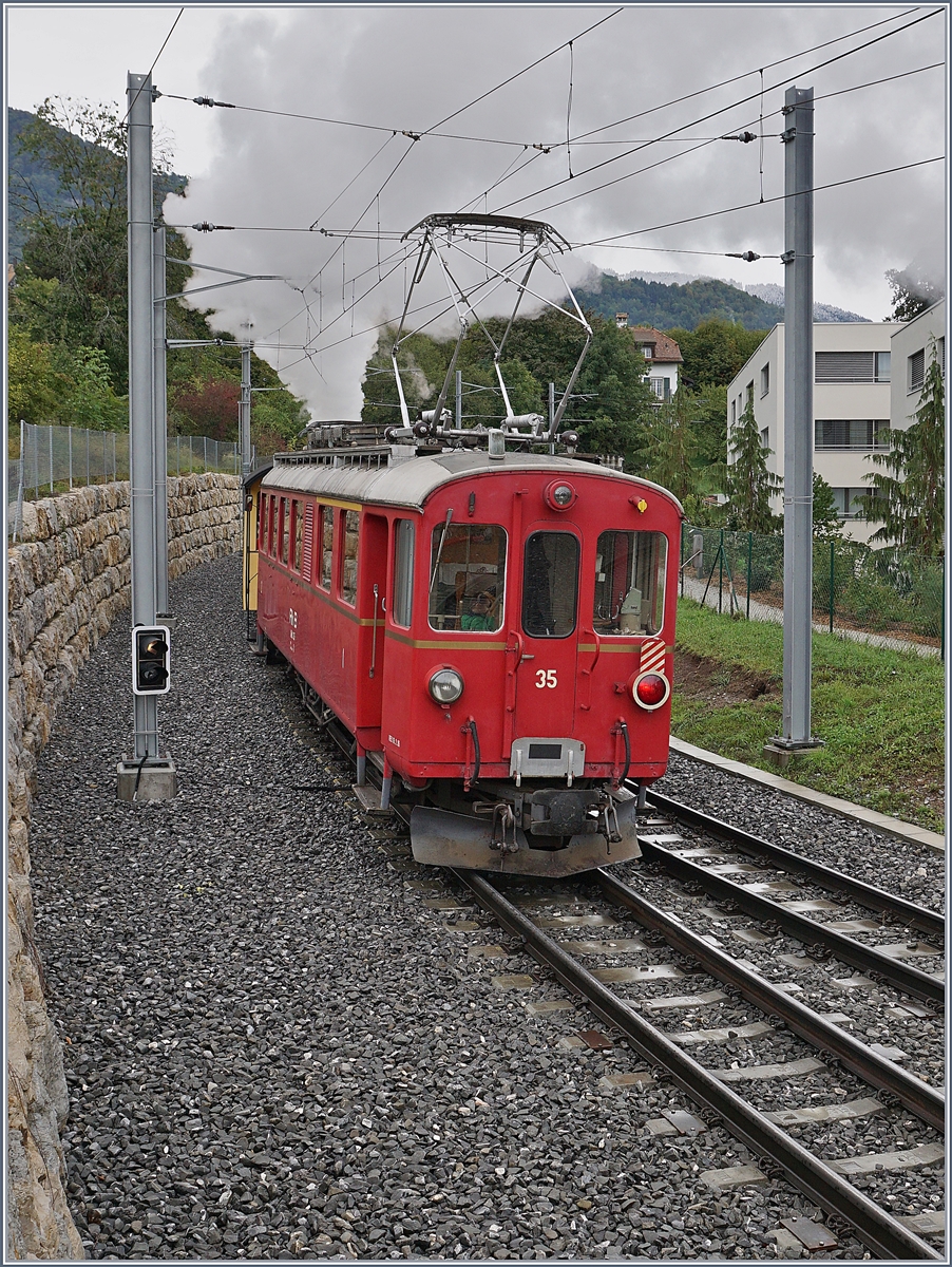 Kurz darauf erschien dann auch schon der Blonay-Chamby  Riviera Belle Epoque  Zug mit der G 3/3 N° 5 und dem schiebenden RhB ABe 4/4 35, der ohne Halt in St-Légier Gare durch fuhr. 

27. September 2020