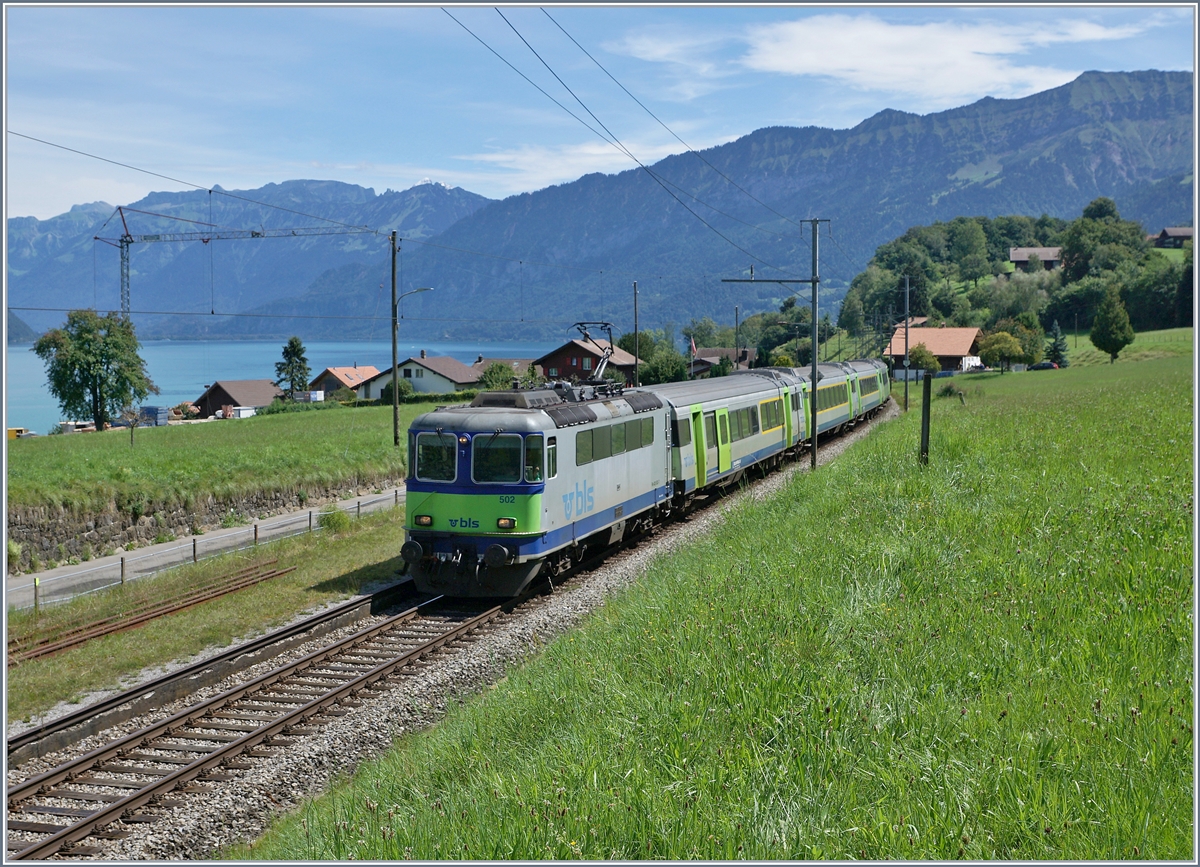 Kurz vor der Statin Faulensee ist die SBB RE 4/4 II 502 mit ihrem RE nach Zweisimmen unterwegs.

19. Aug. 2020