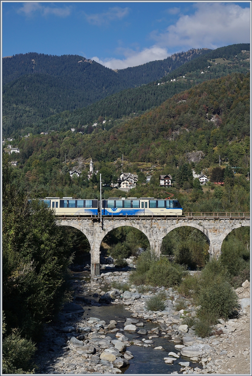 Kurz vor der Station von Malesco führt ein wunderschönes Viadukt über den Melezzo Zufluss Loana. Da Hochwassersicherungsarbeeiten au der rechten Seite der Flusses Loana die optische Freude etwas trüben, hier eine hochkant Variante der Brücke mit einem Ferrovia Vigezzina SSIF Treno Panoramico.
7. Okt. 2016