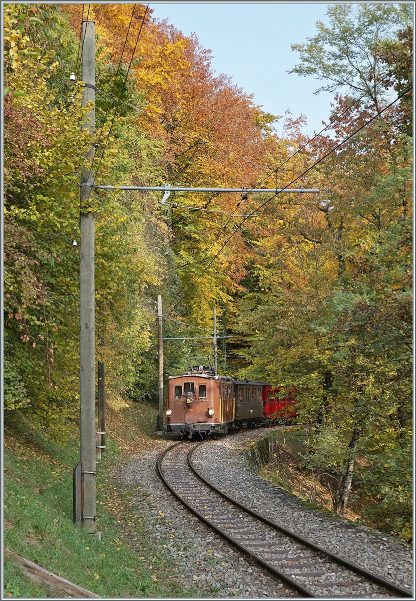  LA DER 2020 du Blonay-Chamby  / Saison Abschluss der Blonay-Chamby Bahn: Mit einem verstärkten Fahrplan und viel Dampf wird vor dem  Winterschlaf  (bzw. Arbeit im Dépôt Chaulin) nochmals viel Betrieb gemacht. Aus dem herbstlichen Wald oberhalb von Blonay kommend, fährt die BOB HGe 3/3 (Baujahr 1926) mit dem BOB  Kaiserwagen  C3 N° 6 (Baujahr 1901) und dem NStCM C4 N° 7 (Baujahr 1910) kurz vor Chantemerle in Richtung Blonay.

25. Okt. 2020