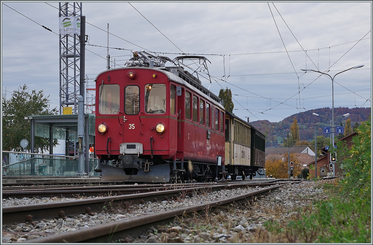 LA DER 2020 du Blonay-Chamby  / Saison Abschluss der Blonay-Chamby Bahn: Mit einem verstärkten Fahrplan und viel Dampf wird vor dem  Winterschlaf  (bzw. Arbeit im Dépôt Chaulin) nochmals viel Betrieb gemacht. Der letzte Riviera Belle Epoque Zug von Vevey nach Chaulin zeigt sich in Blonay als  reinrassiger  RhB Zug mit dem ABe 4/4 I N° 35 und den beiden RhB Wagen As2 (Baujahr 1903) und AB2 121 (Baujahr 1903). Zur optischen Verstärkung erhält der Zug ab Blonay noch Vorspann vom MOB FZe 6/6 2002, der dieses Jahr eher selten zu sehen war. 

25. Okt. 2020