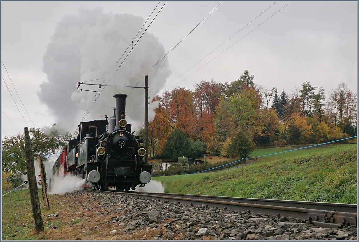 La Dernière du Blonay - Chamby - das 50. Jahre Jubiläum beschliesst die Blonay Chamby Bahn mit einer Abschlussvorstellung und liess es nochmals so richtig dampfen: die G 3/3 6 und dahinter kaum zu erkennen die G 2x 2/2 105 erreichte mit ihrem Dampfzug  Riviera Belle Epoque  von Vevey kommend, Chaulin.
Kurz zur G 3/3 N° 6: Von der Jura Simplon Bahn 1901 als zweitletzte ihrer Serie als G 3/3 909 in Betrieb genommen, wurde die G 3/3 109 bei der SBB 1915 ausrangiert und wechselte 1919 zur BAM, wo ihr infolge fehlender Nummernschilder die Ziffer  9  ihrer früheren Bezeichnung umgedreht wurde und sie zur BAM G 3/3 N° 6 mutierte. 1943 wechselte die durch die Elektrifizierung der BAM entbehrliche Lok zum Holzwerk Renfer in Biel und ging als erste Dampflok am 9. Juni 1967 zur Blonay Chamby Bahn.
Erbaut von der SLM erreicht die 24,5 Tonnen schwere Lok, 45 km/h.
(Quelle:  Prellbock/Bildband Dampflokomotiven der Brünigbahn) 
28. Oktober 2018