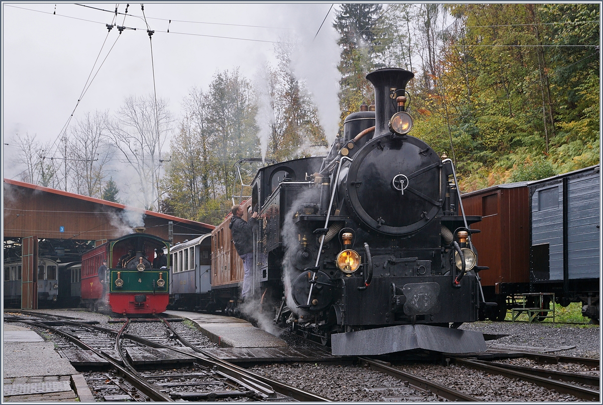 La Dernière du Blonay - Chamby - das 50. Jahre Jubiläum beschliesst die Blonay Chamby Bahn mit einer Abschlussvorstellung und liess es nochmals so richtig dampfen: 
die BFD HG 3/4 N° 4 steht vor der Bernina Bahn Ge 4/4 81, während im Hintergrund die G 2/  N° 4 dampft. 

 28. Oktober 2018