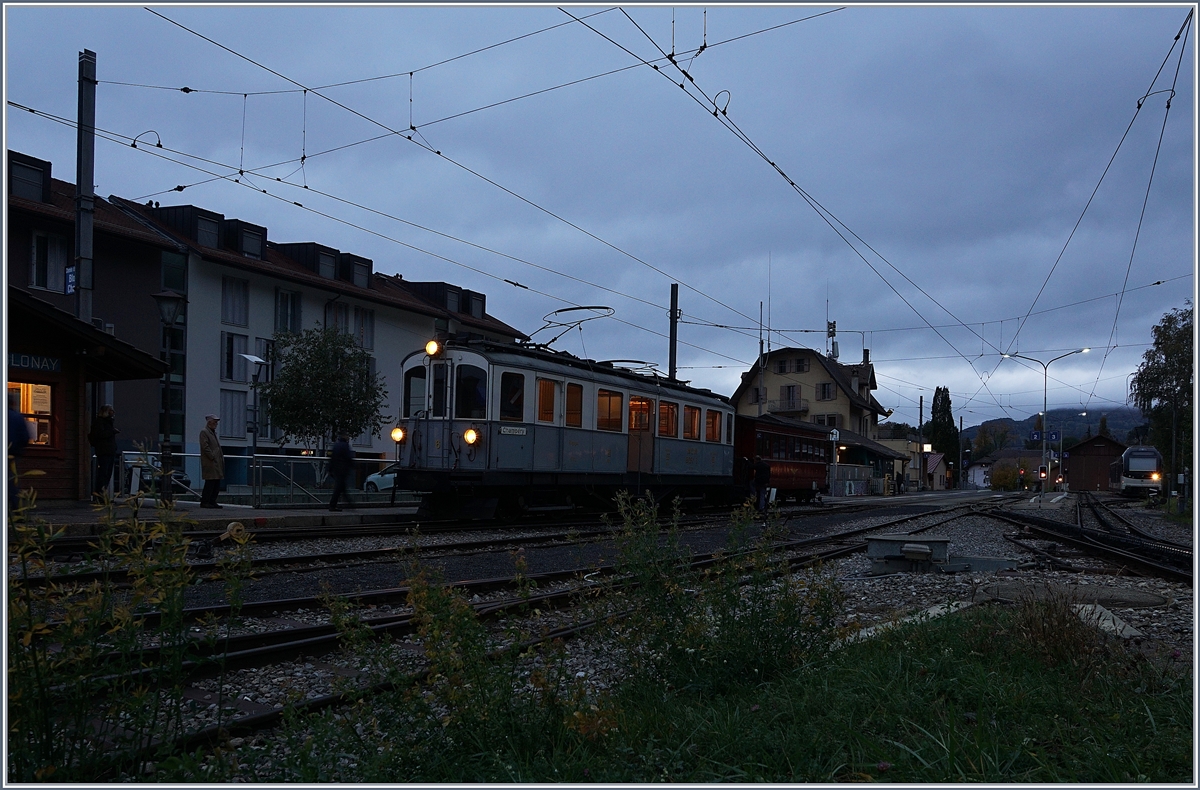 La Dernire du Blonay - Chamby - das 50. Jahre Jubilum beschliesst die Blonay Chamby Bahn mit einer Abschlussvorstellung. Ein Bild zur  blauen  bzw. grauen Stunde: Der MCM BCFeh 4/4 N 6 (SIG / EGA 1905), seit 1976 bei der Blonay Chamby Bahn (Schenkung AOMC) wartet in Blonay auf die Abfahrt nach Chaulin. 
28. Oktober 2018