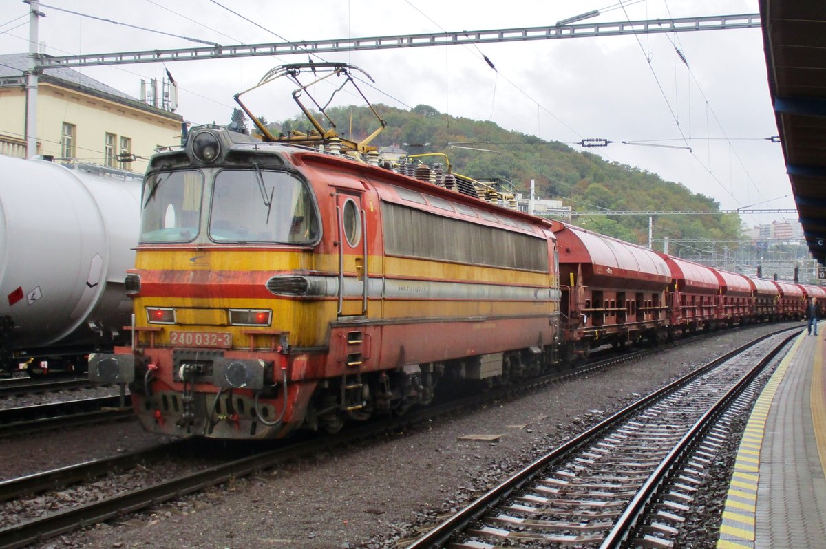 Laminatka 240 032 schiebt ein Ganzzug durch Regen und Bratislava hl.st. am 19 September 2017.