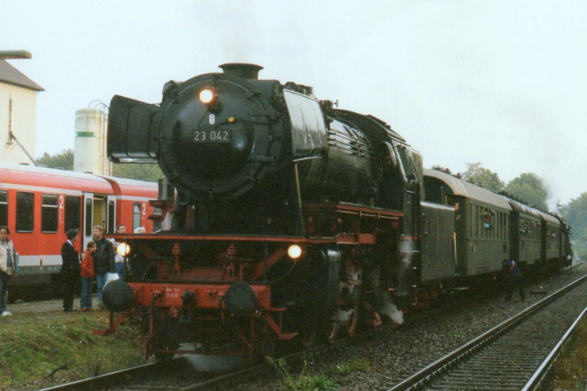 Landau sah am 29 September 2005 23 042 mit ein Dampfpendel von Neustadt (W) die Regen 'geniessen'. 