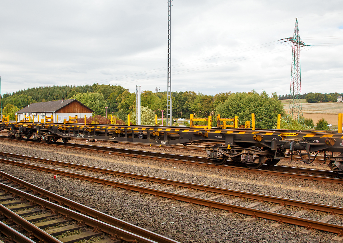 
Langschienenwagen 282 aufbauend auf einen 4-achsigen Drehgestellwagen der Gattung Skks, 33 80 4662 081-5 D-LOG als Mittelwagen zur Langschienentransporteinheit TE 342 der Bauart Robel der Vossloh Logistics GmbH (ex LOG Logistikgesellschaft Gleisbau mbH) abgestellt am 02.09.2018 beim ICE-Bahnhof Montabaur. 

TECHNISCHE DATEN:
Spurweite: 1.435 mm
Anzahl der Achsen: 4
Länge über Puffer: 24.000 mm
Drehzapfenabstand: 18.500 mm
Achsabstand im Drehgestell: 1.800 mm
Laufraddurchmesser (neu): 920 mm
Ladelänge (Plattformlänge): 22.200 mm 
Eigengewicht: 28.750 kg
Tragfähigkeit: 51.200 kg (Streckenklasse C)
Höchstgeschwindigkeit: 100 km/h 
Kleinster befahrbarer Gleisbogen: R = 150 m
Bremse: KE – GP Becorit IB 116 
Hersteller Wagenunterbau: Tabolt