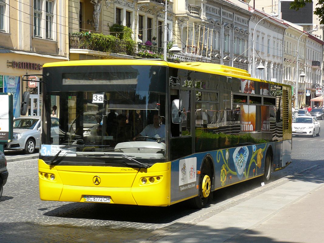 LAZ Bus CityLAZ12 Prospekt Svobody in Lviv am 20-06-2013.

LAZ bus CityLAZ12 Prospekt Svobody in Lviv 20-06-2013.