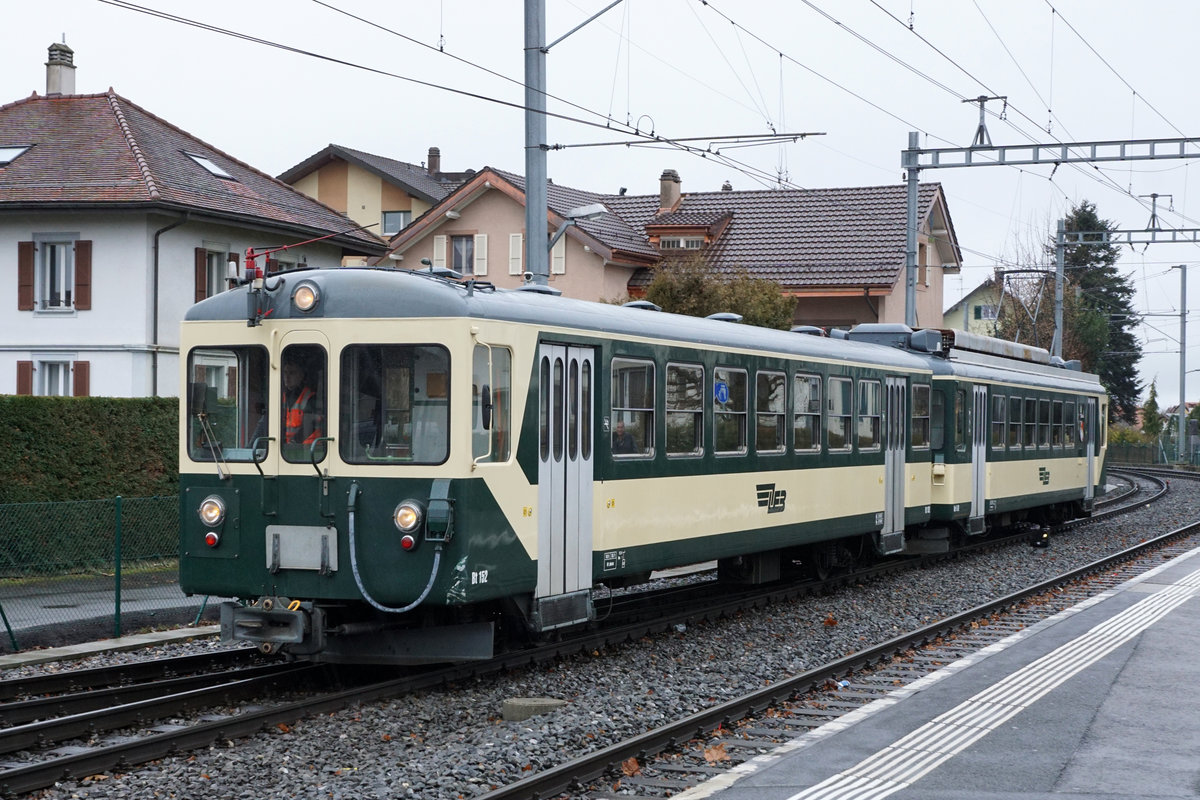 Le LEB des sixties adieu. Lausanne Echallens Bercher Bahn/LEB. Durch die Inbetriebnahme von weiteren neuen Stadler Zügen konnte nun das Rollmaterial aus dem Jahre 1966 endgültig aus dem Betrieb zurückgezogen werden. Am 2. Februar 2020 fanden die Abschiedsfahrten auf der gesamten Strecke Lausanne Flon – Bercher statt. Leider war das Wetter dabei so traurig wie der Abschied. Be 4/4 26 mit Bt 152 in Echallens, 2. Februar 2020.
Foto: Walter Ruetsch 