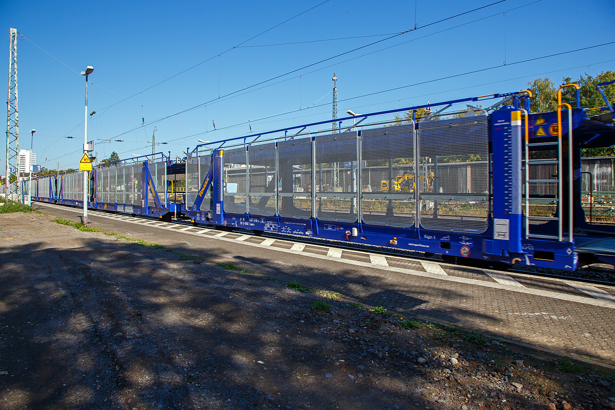 Leerer offener vierachsiger Doppelstock-Autotransportwaggon 27 80 4371 618-4 D-TOUAX, der Gattung Laaers, der irlndischen Vermietungsfirma TOUAX Rail Limited vermietet an die sterreichische Hdlmayr International AG, am 08.10.2021 im Zugverband bei einer Zugdurchfahrt im Bahnhof Bonn-Beuel. Bei Touax werden diese Autotransportwagen als Laaers GREENBRIER (Greenbrier ist der Hersteller der Wagen).

TECHNISCHE DATEN:
Gattung: Laaers 
Spurweite: 1.435 mm
Anzahl der Achsen: 4
Lnge ber Puffer : 31.000 mm
Achsabstnde: 10.000 mm / 5.160 mm / 10.000 mm
Laufraddurchmesser: 760 mm (neu)
Ladelnge : 30.070 mm (unten) / 30.550 mm (oben)
Hchstgeschwindigkeit: 100 km/h (120 km/h leer)
Eigengewicht: 34.000 kg
Nutzlast: 34,0 t ab Streckenklasse B (max. 17 t pro Ebene)
Kleinster befahrb. Gleisbogenhalbmesser: 75 m
Verwendungsfhigkeit: TEN GE
