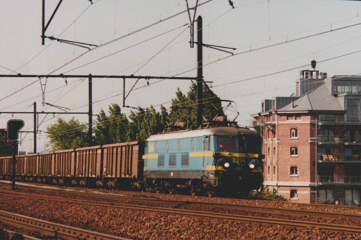 Leererzzug mit 2355 an der Spitze durchfahrt am 16 Mai 2002 Antwerpen-Dam. Ab 2012 ist dieser haltestelle geschlossen.