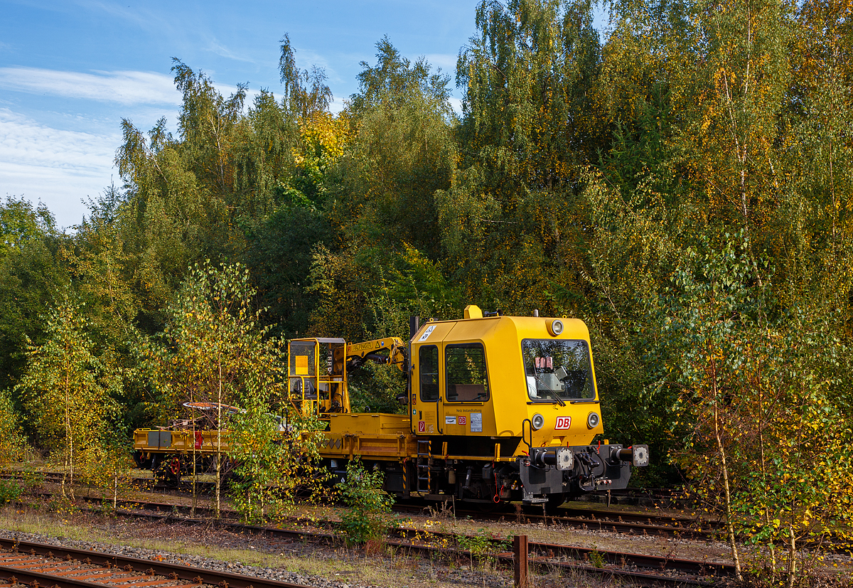 Leider etwas verdeckt...
Das Gleisarbeitsfahrzeug GAF 100 R (Schweres Nebenfahrzeug Nr. 97 17 50 011 18-3) mit Gleiskraftwagenanhänger H26 – BA 302 (Schweres Nebenfahrzeug Nr. 30.2.028) beide von der DB Netz AG (NL West), sind am 29.09.2017 im Bahnhof Herdorf abgestellt.

Das GAF 100 R wurde 1996 von der GBM (Gleisbaumechanik Brandenburg/H. GmbH) unter der Fabriknummer 52.1.147 gebaut, es hat die EBA Nummer EBA 96 P01 N046. Der Gleiskraftwagenanhänger H26 wurde 1992 von der GBM unter der Fabriknummer 30.2.028 gebaut.

Technische Daten GAF:
Achsfolge: B
Länge über Puffer: 9.100 mm
Achsabstand: 4.800 mm
Höchstgeschwindigkeit: 100 km/h
Eigengewicht: 16 t
Zul. Anhängelast: 40 t / (80 t mit Regelzugeinrichtung dann Hg 60 km/h)
Nutzlast : 5,0 t
Zur Mitfahrt zugel. Personen:6

Der Antrieb des zweiachsigen Fahrzeuges erfolgt von einem 6 Zylinder, wassergekühlten MAN D 0826 LOH 07 Dieselmotor mit 169 kW (230 PS) Leistung über Lastschaltwendegetriebe auf die Radsatzgetriebe.

Technische Daten Gleiskraftwagenanhänger:
Achsanzahl: 2
Achsabstand: 4.800 mm
Länge über Puffer: 9.100 mm
Höchstgeschwindigkeit: 80 km/h
Eigengewicht: 7,2 t
Nutzlast : 9,0 t
