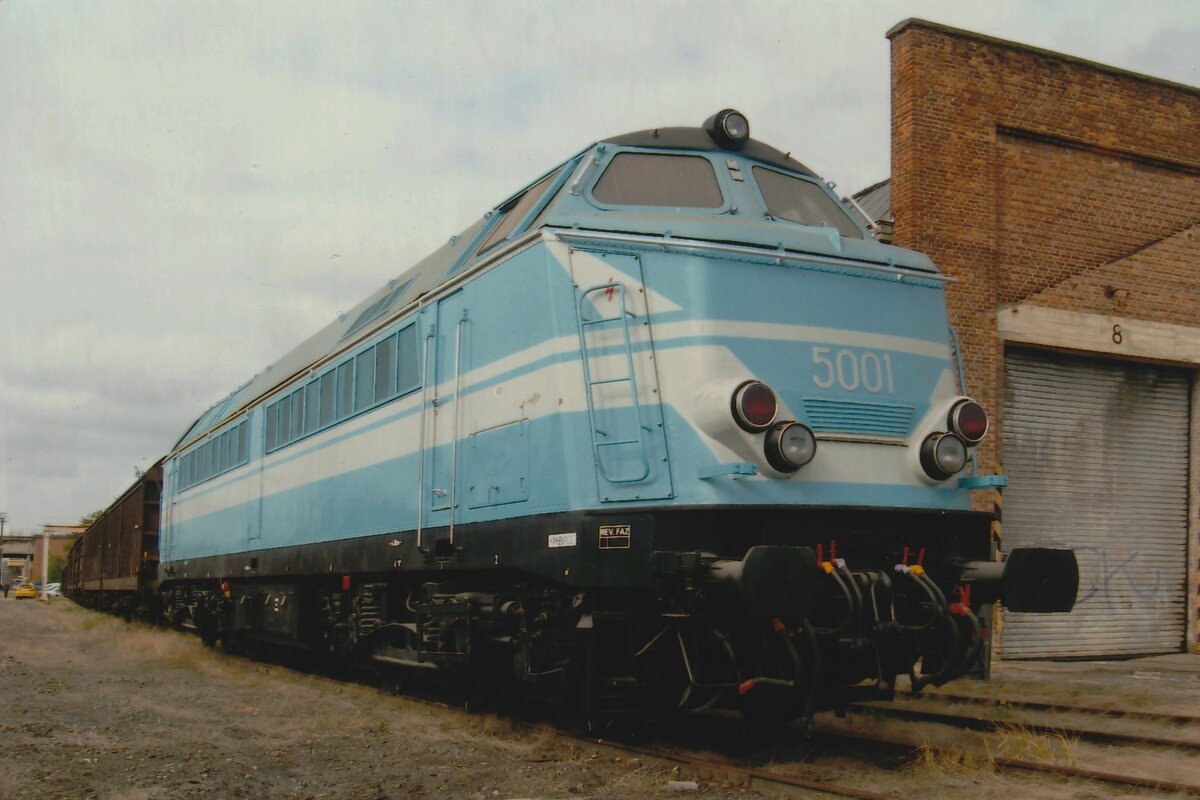Leider existiert dieser maskerade nicht mehr. Ex-NMBS 5117 wurde in 2009 umgezaubert in 5001, eine Testdiesellok aud die 70er jahre, womit die NMBS versuchte, eine 140 km/h schnelle Diesellok bereit zu stellen. Pannenreihen und die vortschreitende Elektrifikation beschränkte die Ära des 5001s auf nür wenige Jahre und die 5001 wurde 1978 zurückgebaut. Die PFt-TSP baute 2009 deren 5117 in die 5001 Blauwe Vogel (Blauer Vogel) um, aber auch dieser Lok könnte sich nicht durchhalten und wurde Ende 2017 verschrottet. Hier steht der Quasi 5001 am 12 September 2009 ins Bw Saint-Ghislain.