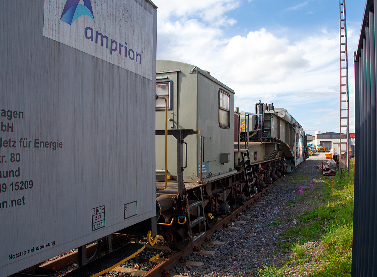 
Leider fr ein Foto sehr ungnstig abgestellt, ich konnte ihen nur durch den Zaun fotografieren...
Der 20-achsiger Tragschnabelwagen (84 80 D-AMPR 996 0 003-5) der Amprion GmbH beladen mit Transformator (Groumspanner) am 29.08.2015 in Kreuztal. 

Der Tragschnabelwagen hat ein Eigengewicht von 117 t, der Trafo (Ladegut) hat ein Gewicht von 250 t. Beladen mit dem Trafo hat der Wagen eine Lnge ber Puffer von 41,14 m.

Die Amprion GmbH ist ein deutscher bertragungsnetzbetreiber fr den Strombereich. Das Unternehmen, welches als Teil des RWE-Konzerns entstand, beschftigt etwa 1100 Mitarbeiter, sein Hauptsitz befindet sich in Dortmund.