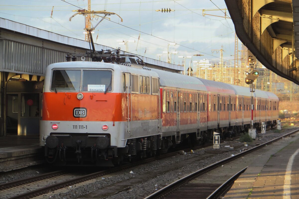 Leider in Gegenlicht! DB 111 111-1 steht am 14 Februari 2021 in Oberhausen Hbf.