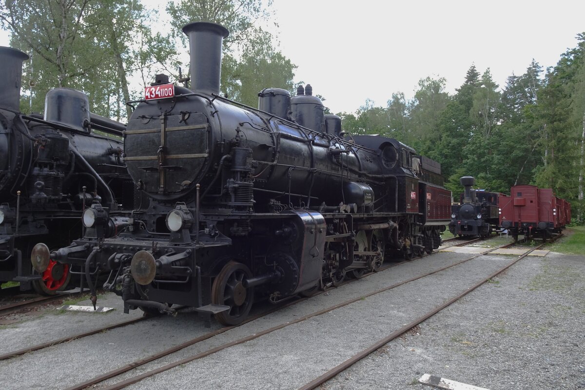 Leider mit Gegenlicht: 434.1100 steht am 11 Juni 2022 ins CD Eisenbahnmuseum in Luzna u Rakovnika. Ins Wochenende von 11/12 Juni 2022 feierte das Eisenbahnmuseum in Luzna u Rakovnika das 25.Jahresjubilum.