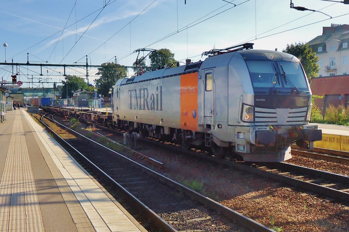 leider mit gegenlicht durchfahrt am 10 September 2015 TM Rail 193 921 samt Leer-KLV der Bahnhof von Hallsberg.