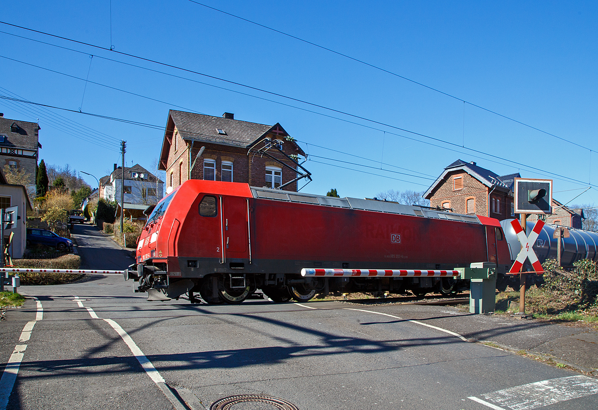 Leider war ich nicht schnellgenug oben am BÜ (km 121,192).....
Die 185 307-6 (91 80 6185 307-6 D-DB) fährt am 18.03.2022 mit einem gemischten Güterzug durch Kirchen (Sieg) in Richtung Köln.