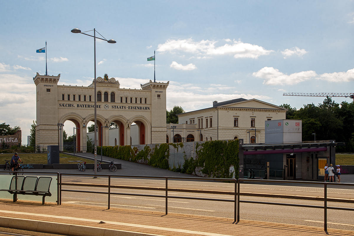 Leipzig Bayerischer Bahnhof am 11.06.2022.

Der Bayerische Bahnhof in Leipzig liegt südöstlich der Leipziger Altstadt südlich des Bayrischen Platzes. Der Bahnhof wurde 1842 von der Sächsisch-Bayerischen Eisenbahn-Compagnie in Betrieb genommen und galt bis zu seiner Schließung im Jahr 2001 als der älteste in Betrieb befindliche Kopfbahnhof Deutschlands. Die Gleisanlagen wurden im Rahmen der Bauarbeiten für den City-Tunnel Leipzig vollständig abgebrochen. An ihre Stelle trat eine unterirdische Station (rechts im bild), die im Dezember 2013 in Betrieb genommen wurde.

Der stadtseitige Kopfbau („Portikus“) der früheren Bahnhofshalle steht als Denkmal der Verkehrsgeschichte unter staatlichem Schutz.
