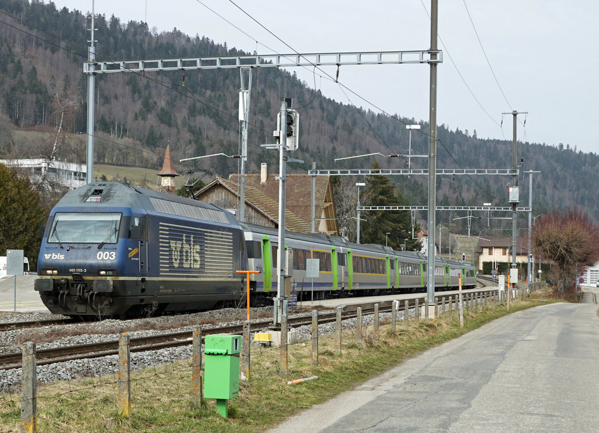 Letzte Fahrten der BLS EW lll Pendel zwischen Neuchâtel und La Chaux-de-Fonds. Am 28. Februar 2021 stehen die beliebten BLS EW llI Pendel, ehemals SBB SWISS EXPRESS, zum letzten Mal im Einsatz auf der Bergstrecke im Neuenburger-Jura, da ab dem 1. März 2021 bis zum 31. Oktober 2021 zwischen Neuchâtel und La Chaux-de-Fonds Bauarbeiten ausgeführt werden. Ich nehme an, dass bis zu diesem Zeitpunkt die alten Wagen ausrangiert werden können und alle die noch blauen Re 465 den neuen grünen Anstrich erhalten haben. Nach dem Refit sind die 465 nicht mehr tauglich für den Personenverkehr. Eine meiner letzten Aufnahmen vom 26. Februar 2021 eines auf die Abfahrt nach Neuchâtel wartenden Zuges mit der Re 465 003-2 im Bahnhof LES GENEVEYSs/COFFRANE.
Das BLS-Grün und das Robidog-Grün passen bestens zusammen. Zufall oder gar Absprache zwischen den beiden Unternehmen?
Foto: Walter Ruetsch
