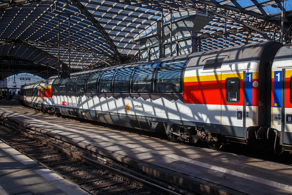 Licht und Schatten unter der bzw. durch Bahnsteigüberdachung vom Hbf Köln....
SBB Gotthard Panorama Express 1.Klasse Reisezugwagen (EC- Panorama-Wagen) Apm 61 85 10-90 101-0 CH-SBB am 12.08.2022 im Hbf Köln eingereiht in einen EC.

TECHNISCHE DATEN:
Spurweite: 1.435 mm
Anzahl der Achsen: 4 in 2 Drehgestellen
Länge über Puffer: 26.400 mm
Drehzapfenabstand: 19.000 mm
Eigengewicht: 49 t
Höchstgeschwindigkeit: 200 km/h
Sitzplätze: 54 (in der 1. Klasse)
Toiletten: 1
Bremse: Frein O-PR-Mg