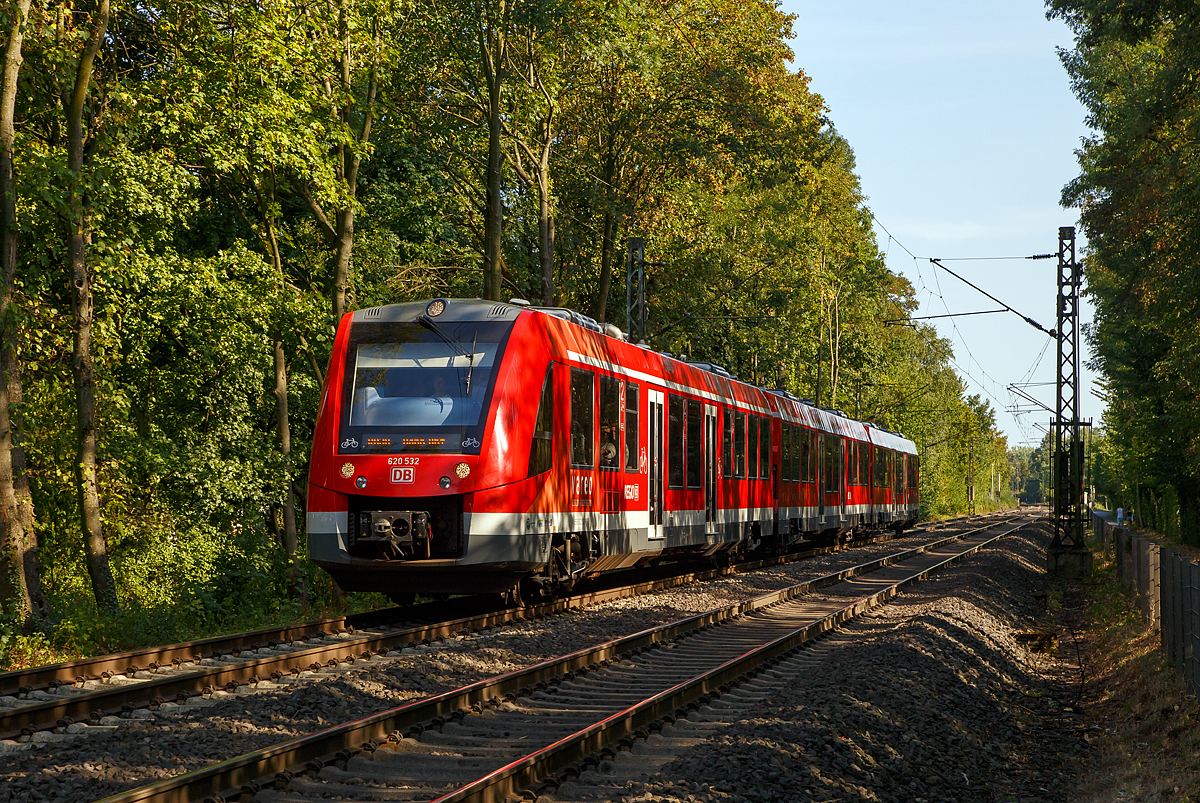 
Licht- und Schattenspiel....
Der vareo 620532 / 621 032 / 620 032 ein dreiteiliger Dieseltriebzug vom Typ ALSTOM Coradia LINT 81 der DB Regio (VAREO) erreicht am 18.08.2018, als RB 30   Rhein-Ahr-Bahn  (Ahrbrück - Remagen - Bonn Hbf), bald den Bahnhof Bonn UN Campus. 