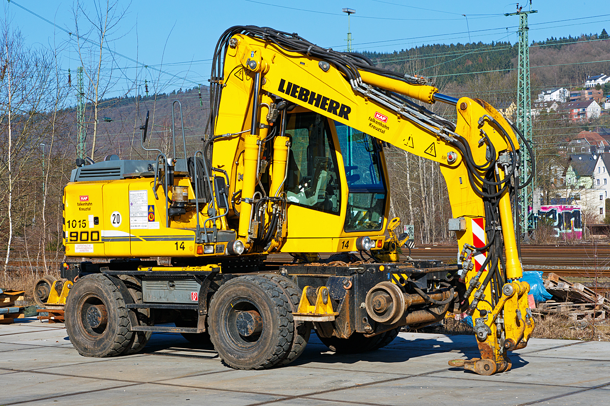 
Liebherr A 900 C ZW Li (Litronic) / 1031, Zweiwegebagger mit Vier-Punkt-Absttzung (Kleinwagen-Nr. 99 80 9903 079-8 D-KAF, EBA 07G06A 146) der KAF Falkenhahn Bau AG, Kreuztal (Nr. 14) am 15.02.2015 abgestellt in Betzdorf/Sieg. 

Der Zweiwegebagger hat ein Eigengewicht von 22,5 t, eine Anhngelast von 120 t und eine Hchstgeschwindigkeit von 20 km/h (in Weichen und Kreuzungen beschrnkt auf 10 km/h), er hat eine Kfz -Bremse und eine Waggonbremsanlage. 
Weitere Daten: 
Fabriknummer (PIN): WLHZ 1031 PZKO 54356 
Baujahr:  2011 
Motornennleistung: 105 kW
