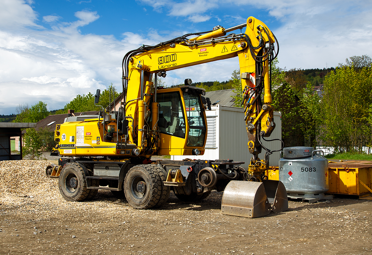 
Liebherr A 900 C ZW Li (Litronic) / 730, Zweiwegebagger mit Vier-Punkt-Abstützung der KAF Falkenhahn Bau AG, Kreuztal (Nr. 11), Kleinwagen Nr. 99 80 9903 583-9 D-KAF, abgestellt am 14.05.2017 in Betzdorf(Sieg).  

TECHNISCHE DATEN: 
Fabriknummer: WLHZ 07 30 PZKO 34532 
Baujahr: 2007 
Motorleistung: 98 kW 
Höchstgeschwindigkeit: 20 km/h 
Zul. Gesamtgewicht: 22.000 kg 
Zul. Anhängelast: 120 t