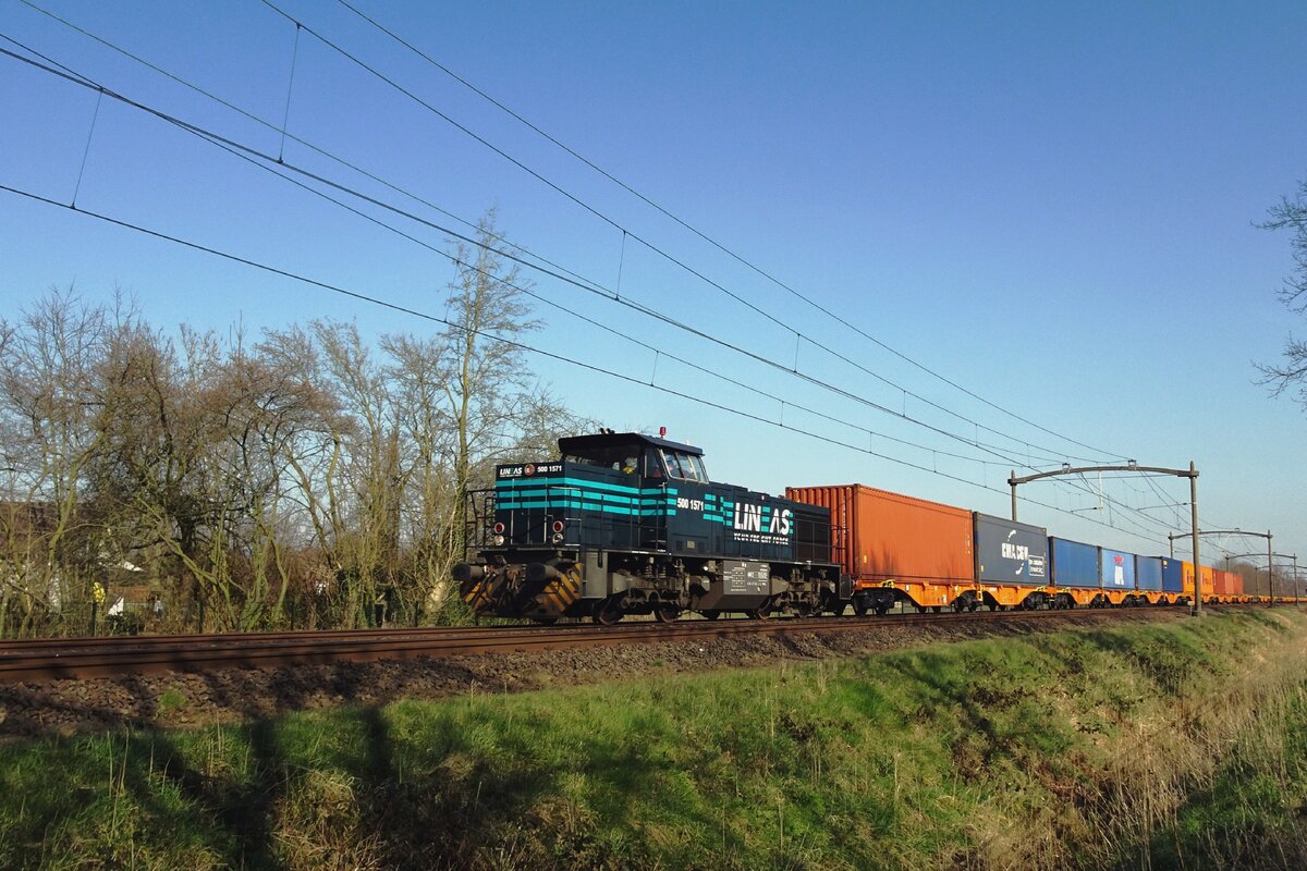 Lineas 5001571 zieht am 10 März 2022 ein Containerzug durch Oisterwijk.