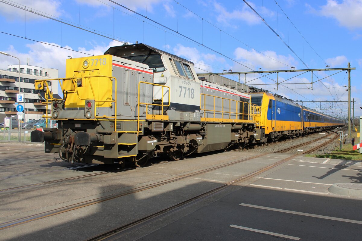 Lineas 7718 schiebt ein defekter Zug durch Roosendaal am 17 März 2025 und wird vom offenbgarer Stelle fotografiert.