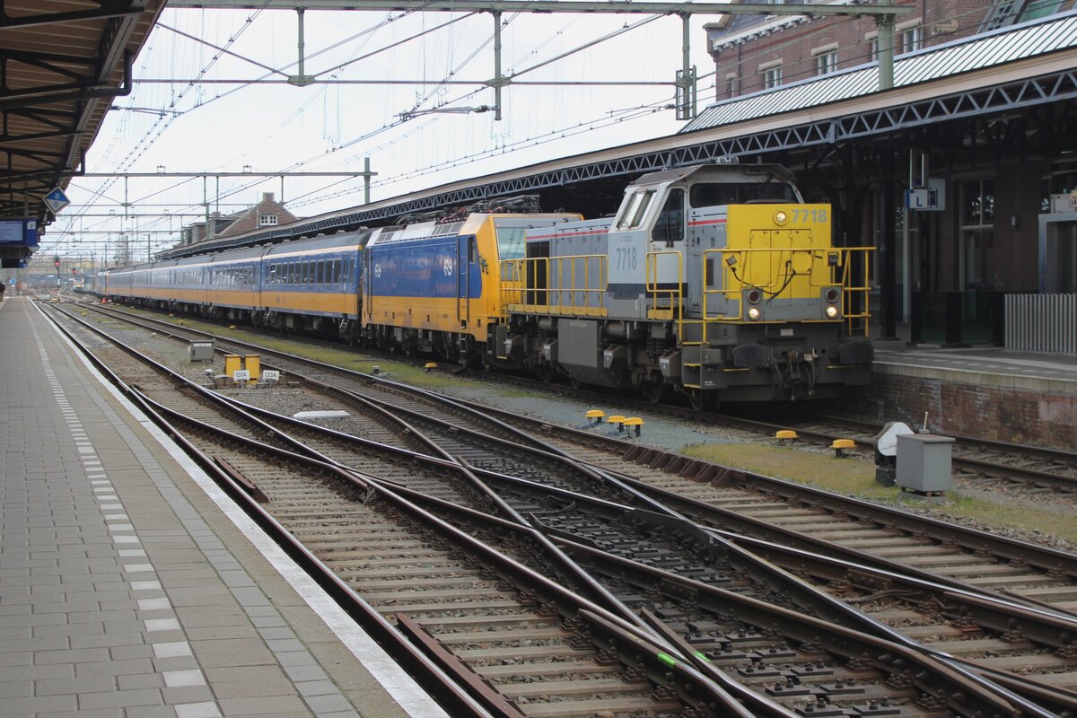 Lineas 7718 steht mit ein liegengebliebener Schnelzug in Roosendaal am 17 März 2025.