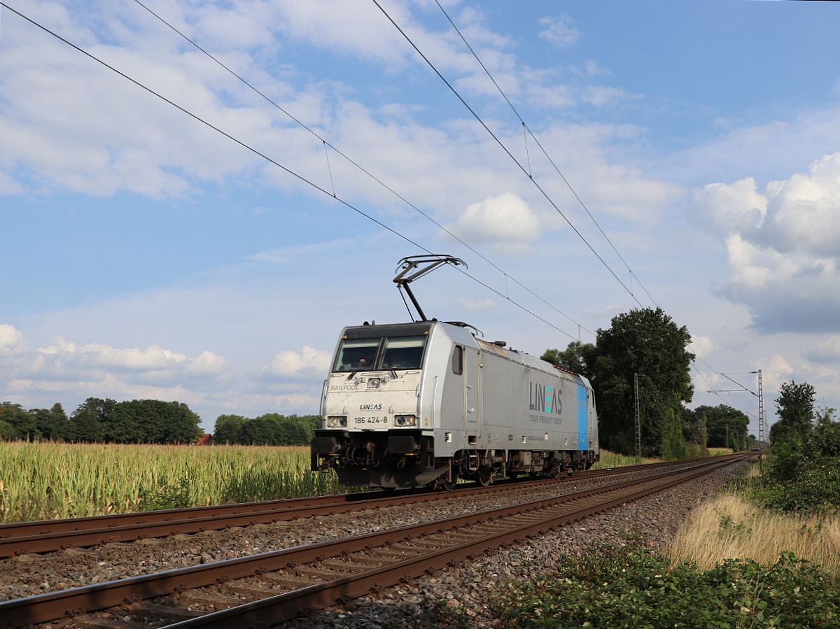 Lineas locomotief 186 424-8 (91 80 6186 424-8 D-Rpool) bei Bahnbergang Wasserstrasse, Hamminkeln 18-08-2022.

Lineas locomotief 186 424-8 (91 80 6186 424-8 D-Rpool) bij overweg Wasserstrasse, Hamminkeln 18-08-2022.